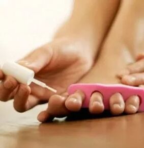 Aplicação de verniz terapêutico