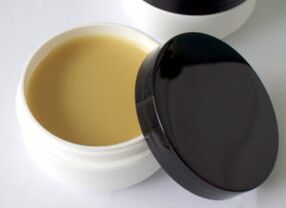 pomada à base de ervas medicinais para o tratamento de fungos nos pés