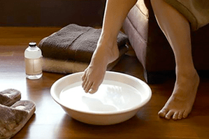 escalda-pés para fungos nas unhas