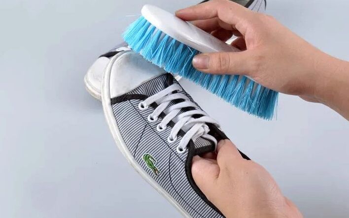limpar sapatos para fungos nas unhas